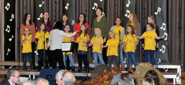 Kinderchor Kleebachspatzen gemeinsam mit Jugendchor Paraiso