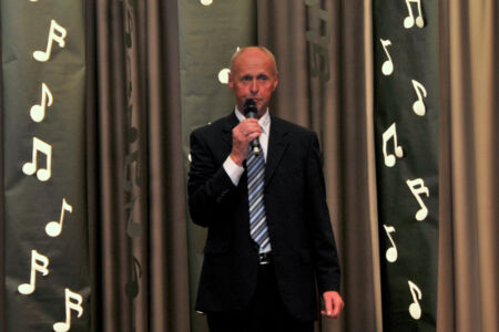 Moderator, Vorsitzender und Chorleiter in einer Person - Klaus Kummer